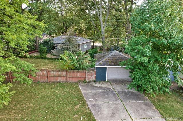 Builiding view twenty seven for 21737 Roslyn, Harper Woods, MI. 48225