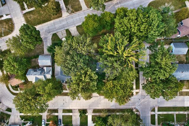 Builiding view twenty six for 21737 Roslyn, Harper Woods, MI. 48225