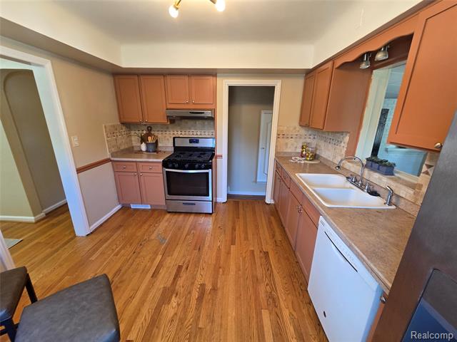 Builiding view fifteen for 2100 Country Club, Grosse Pointe, MI. 48236