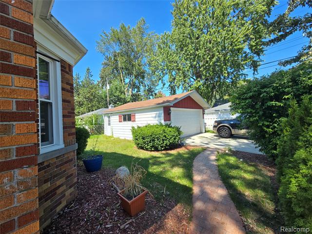 Builiding view five for 2100 Country Club, Grosse Pointe, MI. 48236