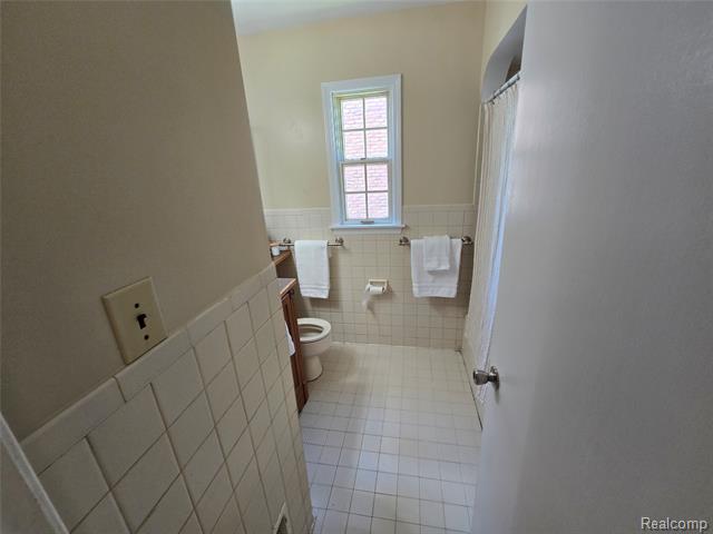 Builiding view nineteen for 2100 Country Club, Grosse Pointe, MI. 48236