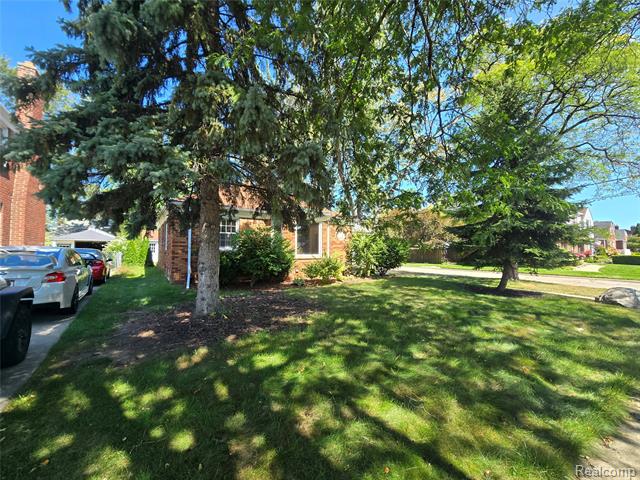 Builiding view one for 2100 Country Club, Grosse Pointe, MI. 48236