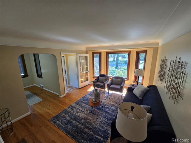 Builiding view ten for 2100 Country Club, Grosse Pointe, MI. 48236