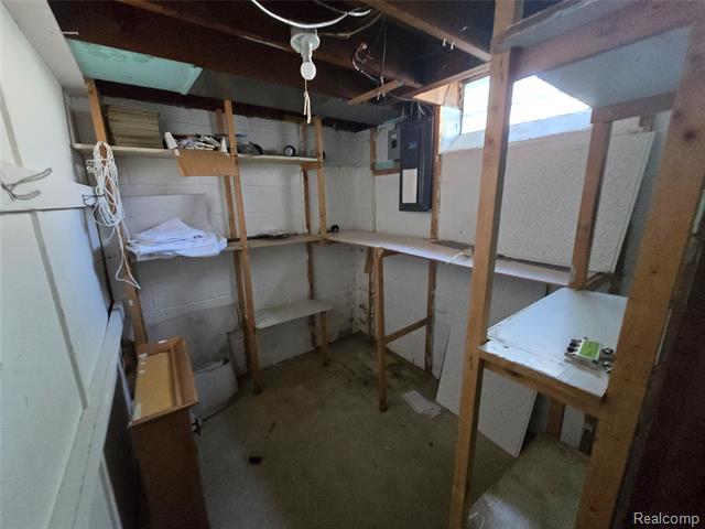 Builiding view thirty for 2100 Country Club, Grosse Pointe, MI. 48236