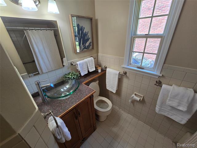 Builiding view twenty one for 2100 Country Club, Grosse Pointe, MI. 48236