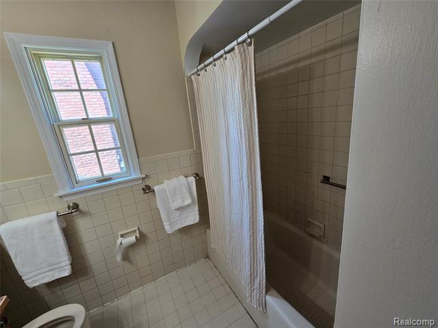 Builiding view twenty for 2100 Country Club, Grosse Pointe, MI. 48236