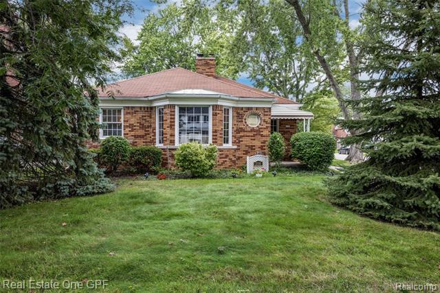 front view picture of 2100 Country Club Dr, Grosse Pointe, MI. 48236
