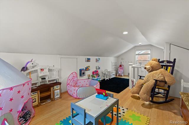 Builiding view fifteen for 1818 Norwood, Grosse Pointe, MI. 48236