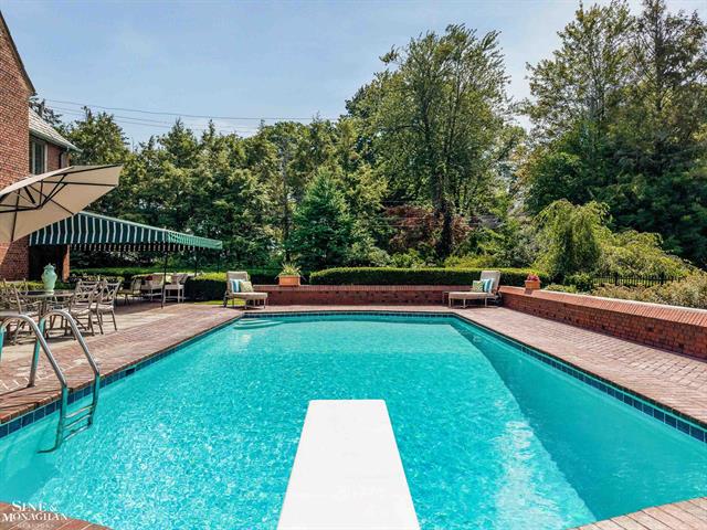 Builiding view eighty one for 257 Ridge, Grosse Pointe, MI. 48236