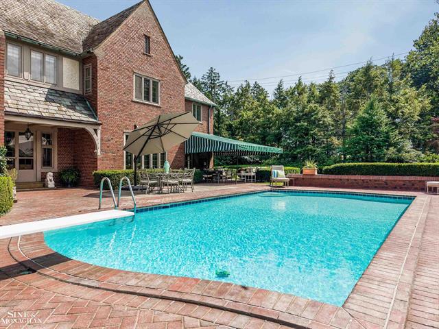 Builiding view eighty two for 257 Ridge, Grosse Pointe, MI. 48236