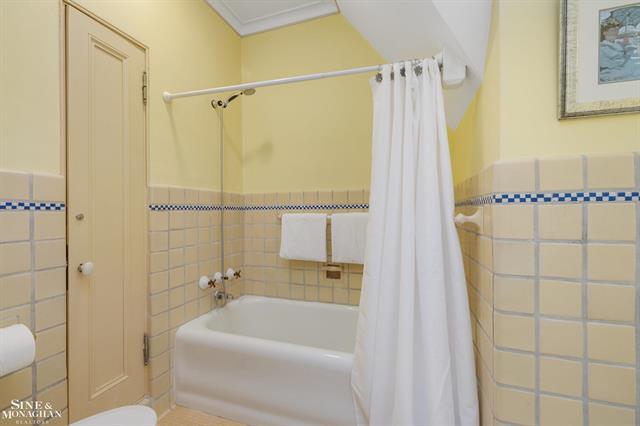 Builiding view fifty seven for 257 Ridge, Grosse Pointe, MI. 48236