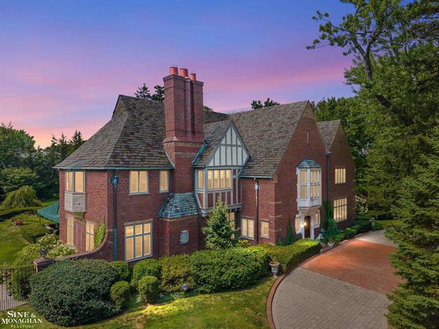 Builiding view ninety two for 257 Ridge, Grosse Pointe, MI. 48236