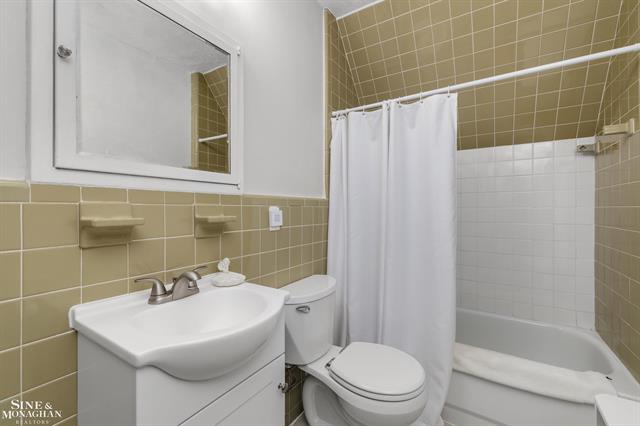 Builiding view seventy six for 257 Ridge, Grosse Pointe, MI. 48236