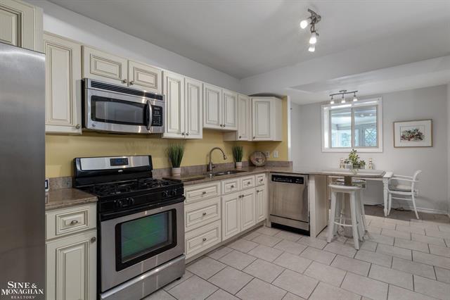 Builiding view seventy two for 257 Ridge, Grosse Pointe, MI. 48236