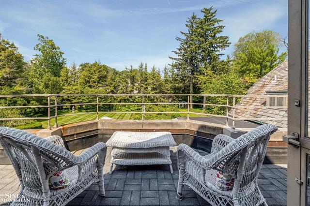 Builiding view sixty one for 257 Ridge, Grosse Pointe, MI. 48236