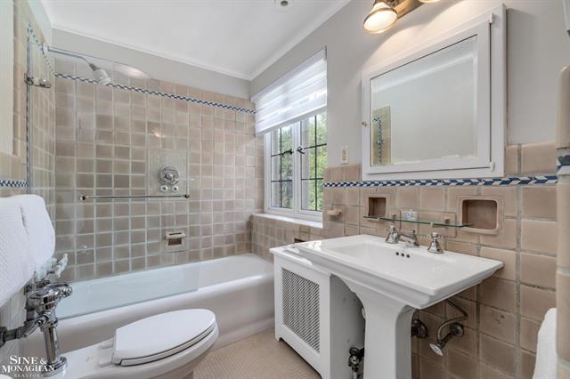 Builiding view sixty for 257 Ridge, Grosse Pointe, MI. 48236