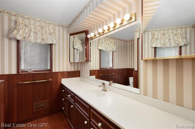 Builiding view nineteen for 277 Kenwood, Grosse Pointe, MI. 48236