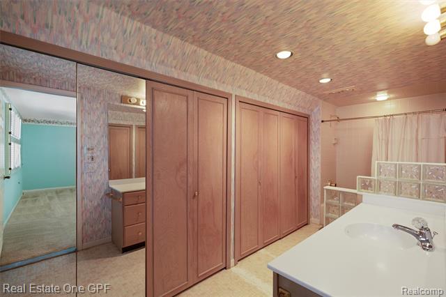 Builiding view thirty for 277 Kenwood, Grosse Pointe, MI. 48236