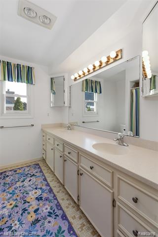 Builiding view twenty five for 277 Kenwood, Grosse Pointe, MI. 48236