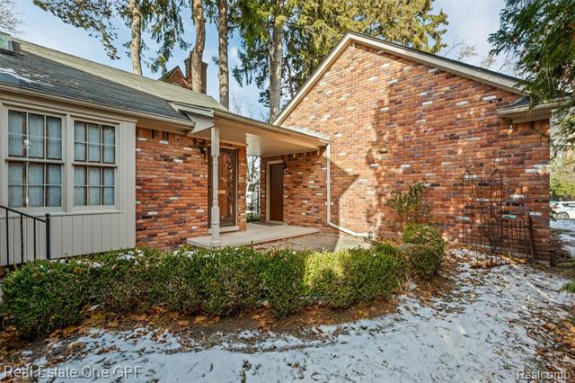 Builiding view two for 277 Kenwood, Grosse Pointe, MI. 48236