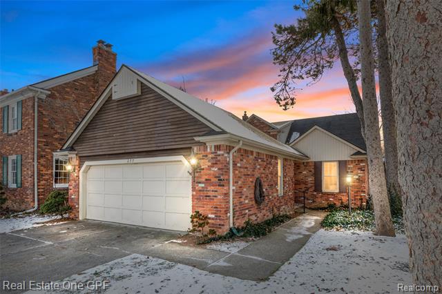 front view for 277 Kenwood Ct, Grosse Pointe, Mi. 48236