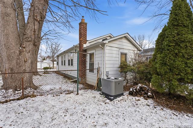 Builiding view seven for 20310 E 8 Mile, Harper Woods, MI. 48225