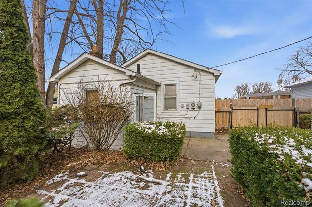 Builiding view six for 20310 E 8 Mile, Harper Woods, MI. 48225