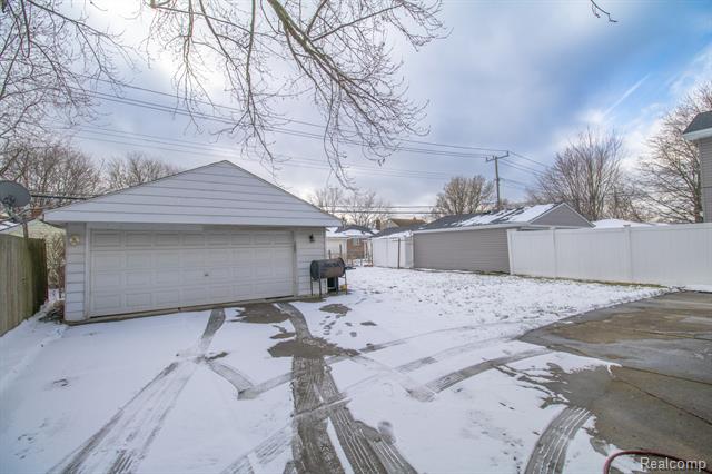 Builiding view thirty one for 20000 Lancaster, Harper Woods, MI. 48225