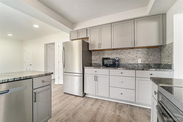 Builiding view ten for 24614 Taft, Novi, MI. 48375