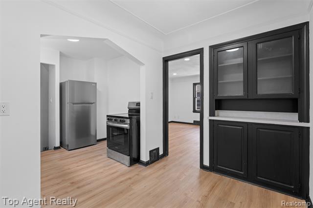 Builiding view eight for 18580 Washtenaw, Harper Woods, MI. 48225