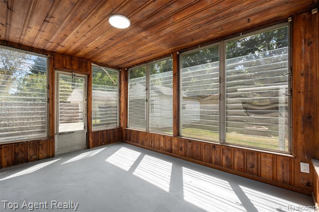 Builiding view eighteen for 18580 Washtenaw, Harper Woods, MI. 48225