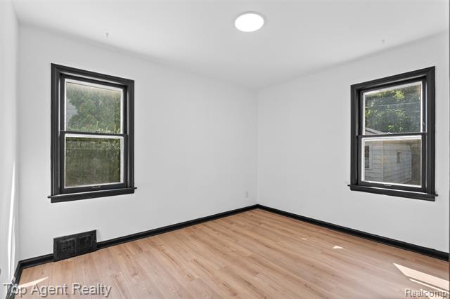 Builiding view fifteen for 18580 Washtenaw, Harper Woods, MI. 48225