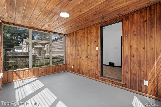 Builiding view nineteen for 18580 Washtenaw, Harper Woods, MI. 48225