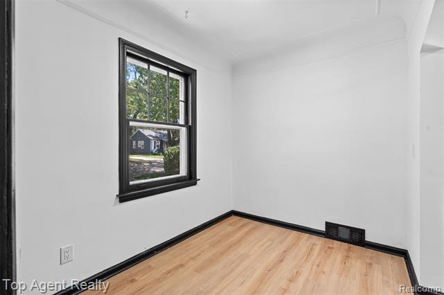 Builiding view seven for 18580 Washtenaw, Harper Woods, MI. 48225