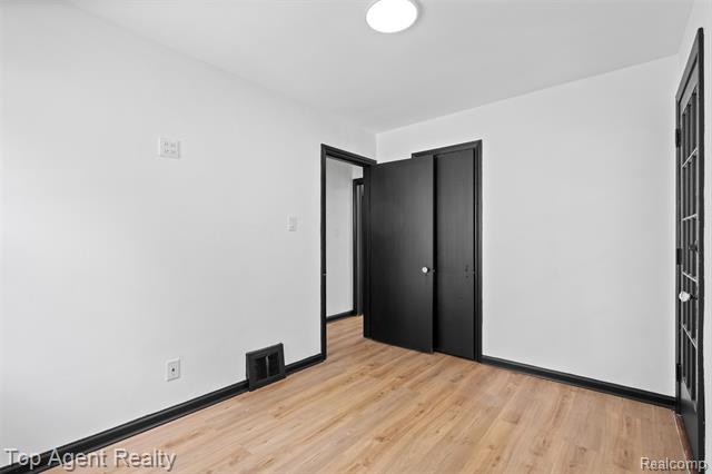 Builiding view seventeen for 18580 Washtenaw, Harper Woods, MI. 48225