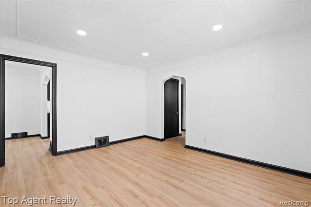 Builiding view six for 18580 Washtenaw, Harper Woods, MI. 48225