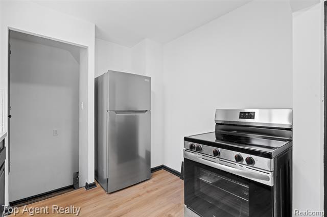 Builiding view ten for 18580 Washtenaw, Harper Woods, MI. 48225