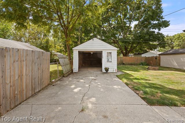 Builiding view twenty five for 18580 Washtenaw, Harper Woods, MI. 48225