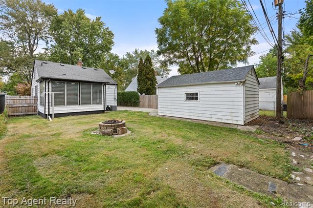 Builiding view twenty four for 18580 Washtenaw, Harper Woods, MI. 48225