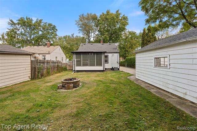 Builiding view twenty three for 18580 Washtenaw, Harper Woods, MI. 48225