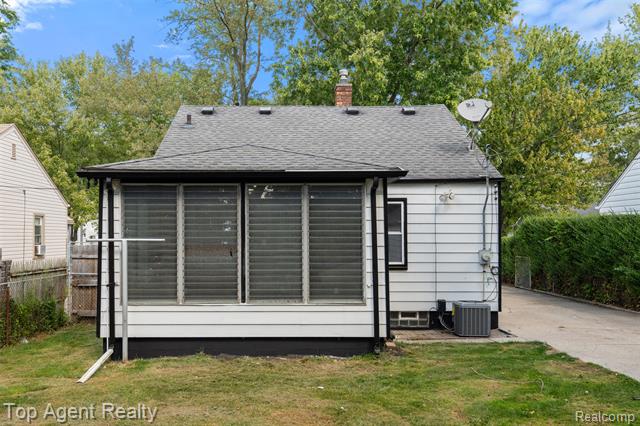 Builiding view twenty for 18580 Washtenaw, Harper Woods, MI. 48225