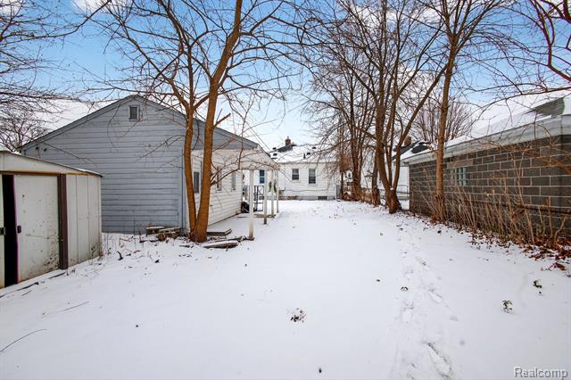 Builiding view five for 18827 Woodside, Harper Woods, MI. 48225