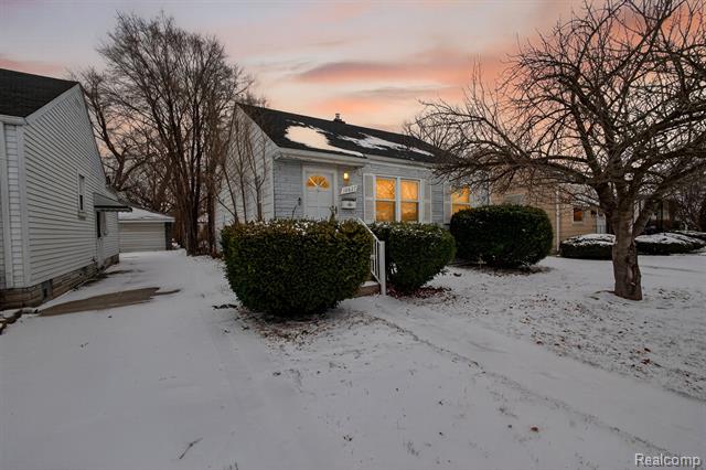 Builiding view two for 18827 Woodside, Harper Woods, MI. 48225