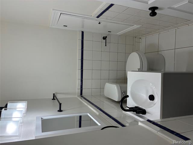 Builiding view seventeen for 18736 Huntington, Harper Woods, MI. 48225