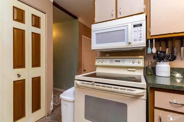 Builiding view sixteen for 30482 Dover, Flat Rock, MI. 48134