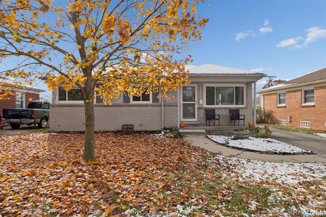 front view for 25015 Meadows, Flat Rock, Mi. 48134