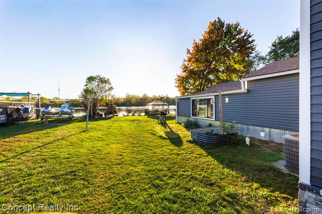 Builiding view thirty one for 26721 Huron River, Flat Rock, MI. 48134