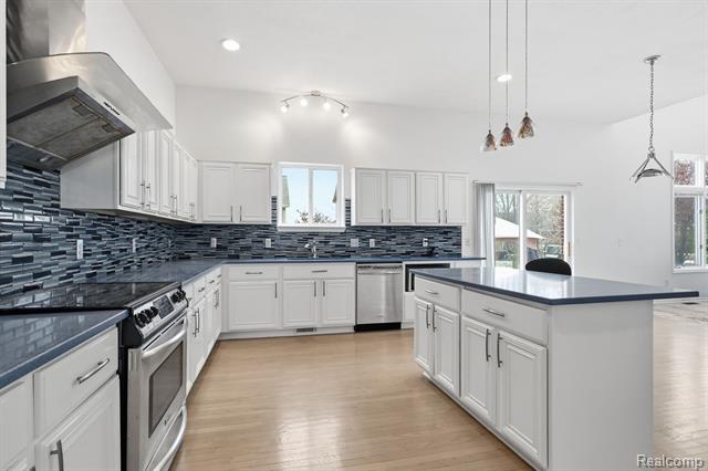 Builiding view ten for 19270 Theresa, Rockwood, MI. 48173