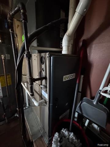 Builiding view forty one for 23704 Couzens, Hazel Park, MI. 48030