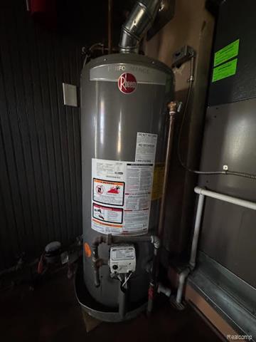 Builiding view forty for 23704 Couzens, Hazel Park, MI. 48030